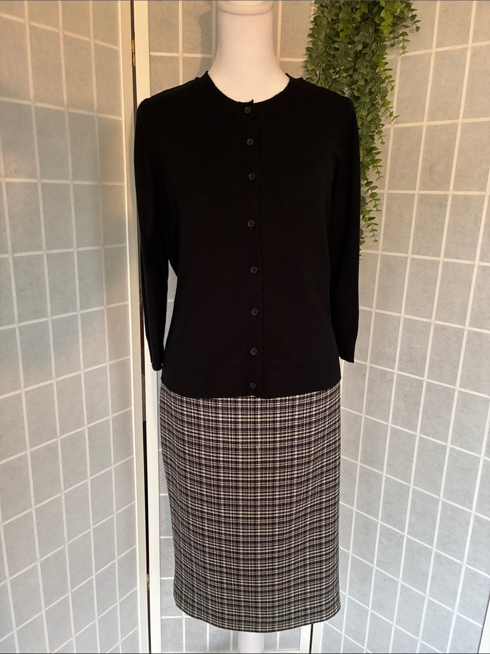 The Limited Black and White Plaid Pencil Skirt in Size 8 - Picture 2 of 8